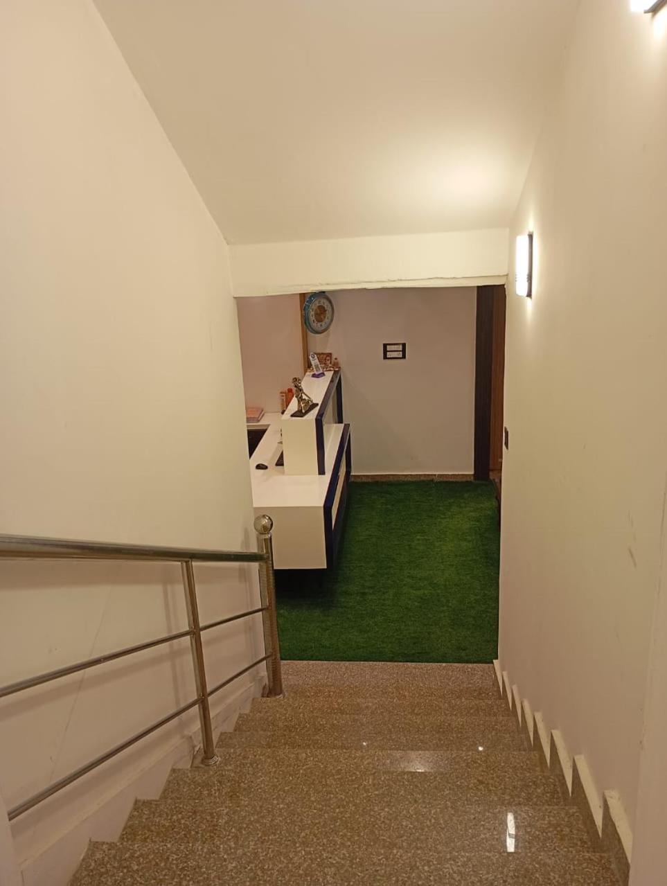 Hotel Middleton Nxt Бхубанешвара Экстерьер фото